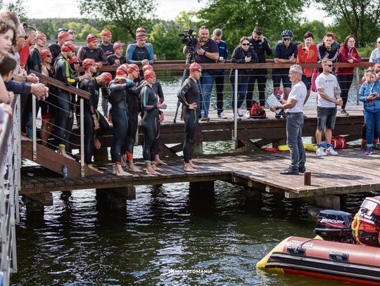 Zawodnicy triathlonu startujący z plaży kąpieliska w Nowych Siołkowicach podczas poprzedniej edycji