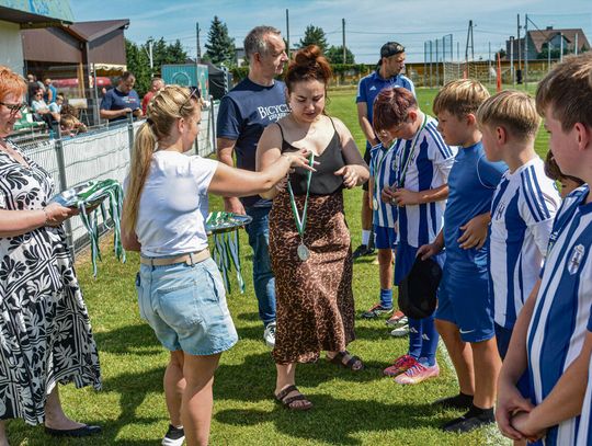 Boisko w Mechnicach podczas festynu sportowego — turnieje, publiczność i lokalne drużyny
