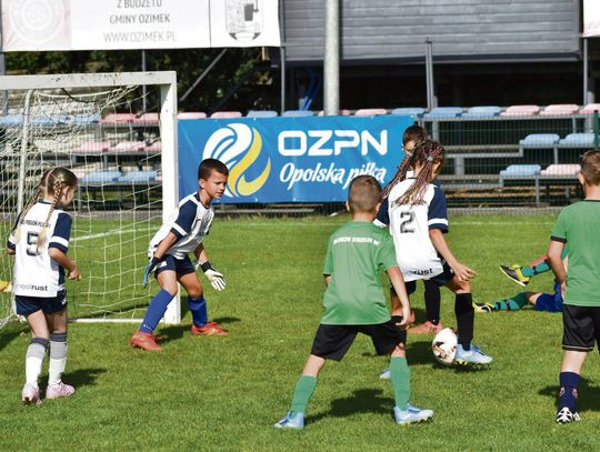Stadion w Krasiejowie podczas trzydniowego „Sportowego Zakończenia Wakacji”, z uczestnikami turniejów, koncertów i folkowego festiwalu.