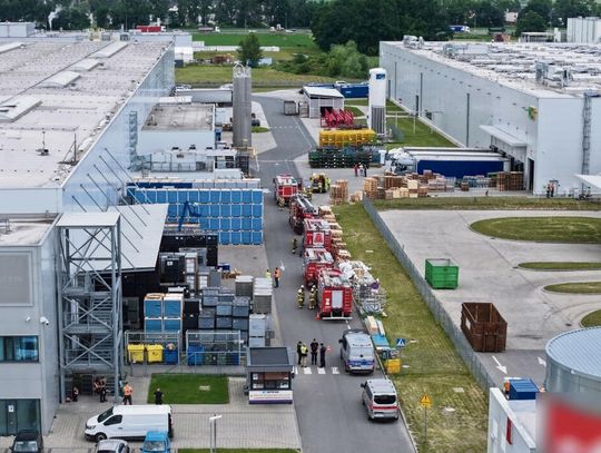 Strażacy i policja zabezpieczający teren firmy przy ul. Północnej w Opolu po porażeniu prądem trzech osób.