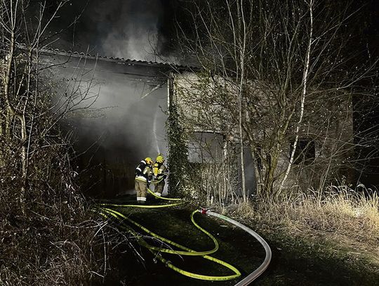 Strażacy gaszą nocny pożar pustostanu w Sokolnikach w gminie Dąbrowa