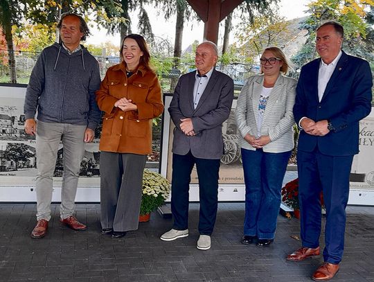 Wielkoformatowe pocztówki z archiwalnymi fotografiami przedstawiającymi dawne Górki w gminie Prószków, przygotowane w ramach projektu „PIERWEJ – pokażmy przyszłości, jak było w przeszłości”.