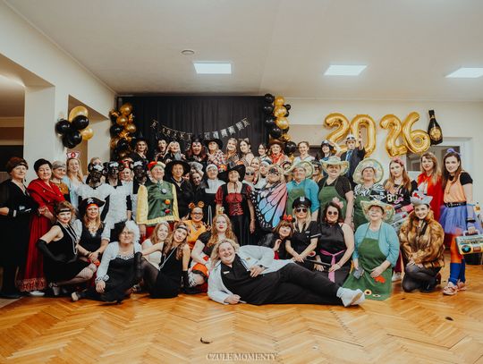 Uczestniczki babskiego combra w karnawałowych strojach podczas zabawy w Dańcu.