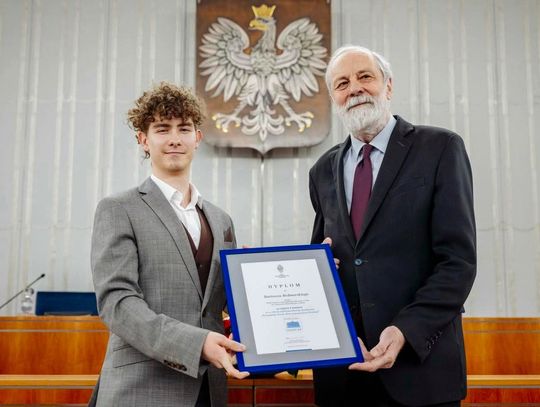 Bartosz Bednarski z Antoniowa – zwycięzca ogólnopolskiego konkursu „Poznajemy Senat RP” senator Piotr Woźniak