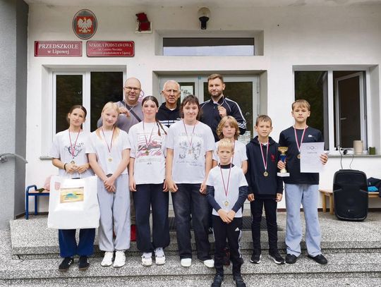 Drużyna uczniów szkoły w Dębiu podczas zawodów „Mały Olimpijczyk” w Nysie