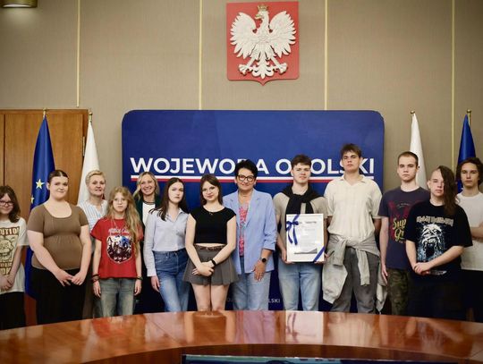 Uczniowie zwiedzający zabytkową windę paternoster w Opolskim Urzędzie Wojewódzkim