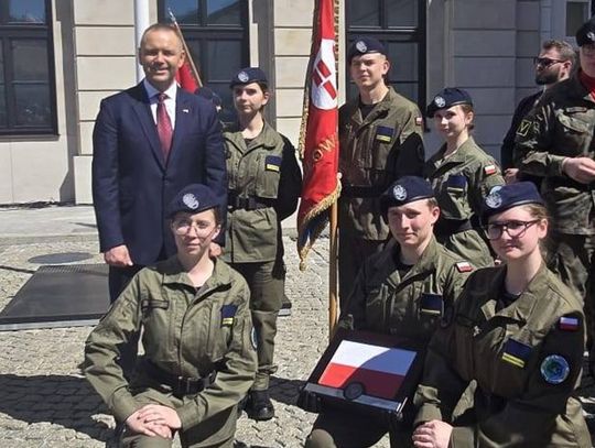Kadeci z Zespołu Szkół w Tułowicach podczas obchodów Dnia Flagi RP w Warszawie z flagą przekazaną przez prezydenta