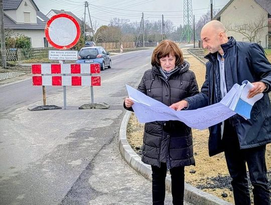 Wicestarosta Leonarda Płoszaj na placu budowy ul. Spórackiej w Krasiejowie