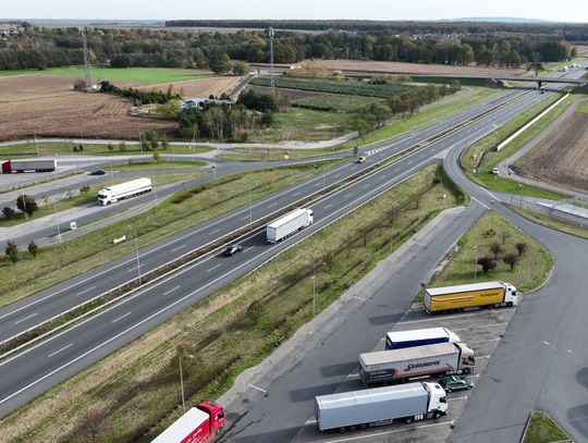 Uwaga kierowcy! A4: utrudnienia w ruchu, będą montować kamery Uwaga kierowcy! A4: utrudnienia w ruchu, będą montować kamery