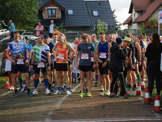 Biegacze na trasie Prószkowskiego Biegu Ulicznego — start i meta na Stadionie Miejskim, uczestnicy na szutrowo‑asfaltowej pętli.