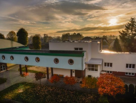 Publiczna Szkoła Podstawowa w Chrząstowicach, która mierzy się z brakiem przestrzeni dla nowych uczniów