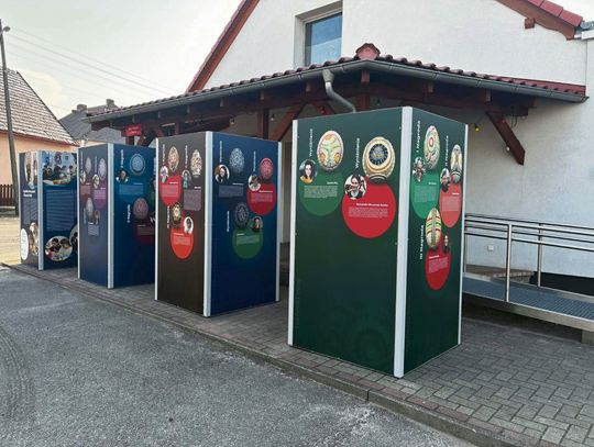 Kroszonki i pisanki prezentowane na wystawie w Dańcu, ukazujące tradycje zdobienia jaj na Opolszczyźnie.