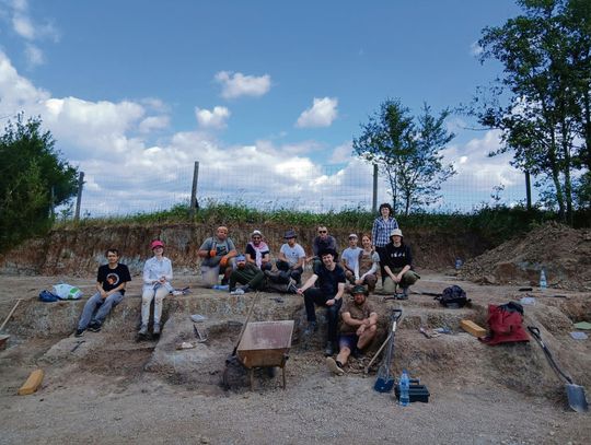 Studenci i paleontolodzy podczas wykopalisk w Krasiejowie — prace w wykopie, narzędzia i odsłaniane skamieniałości