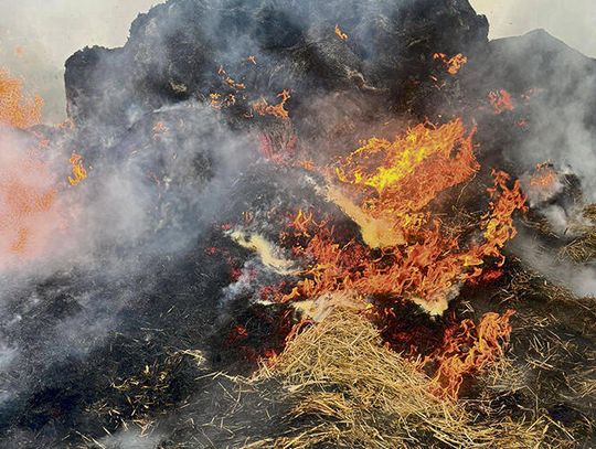 W POWIECIE OPOLSKIM  PŁONĄ STOGI