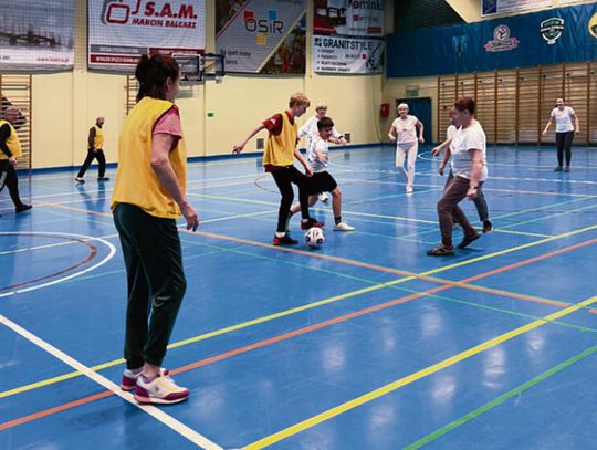 Uczestnicy treningu Walking Football na boisku typu Orlik