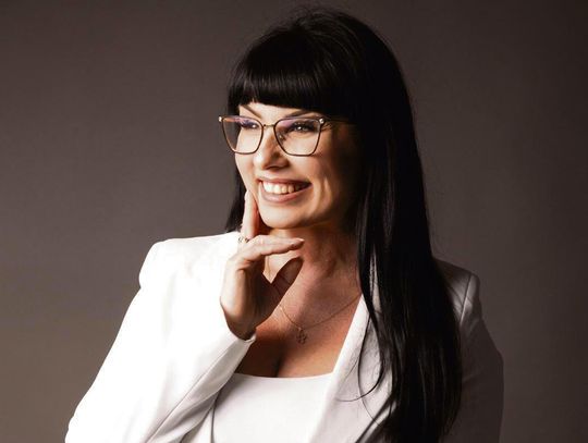 Wójt gminy Dąbrowa Katarzyna Gołębiowska‑Jarek podczas rozmowy o inwestycjach i funduszach zewnętrznych