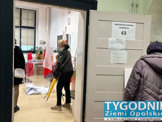 Wyborcy głosujący w lokalu wyborczym w powiecie opolskim podczas wyborów prezydenckich 2025