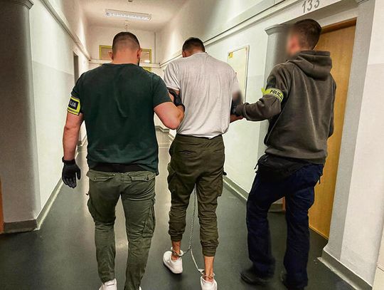 Z bronią i narkotykami  przez miasto