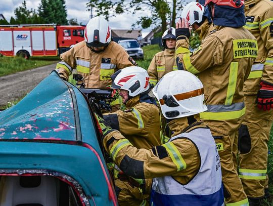 Strażacy OSP podczas ćwiczeń w Chróścinie, pracujący w zadymionym pomieszczeniu i przy ratownictwie technicznym.