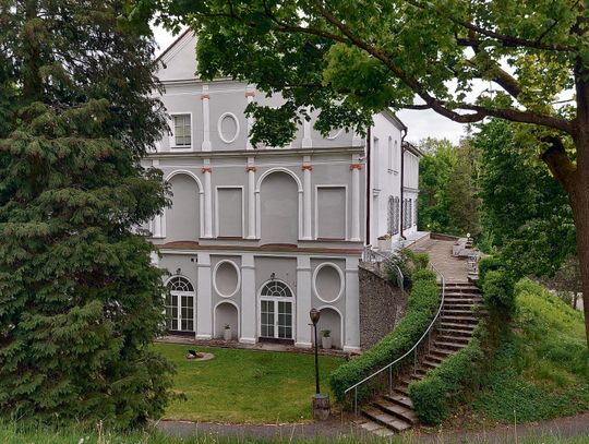 Zamek w Rogowie Opolskim oświetlony wieczorem podczas wydarzenia kulturalnego