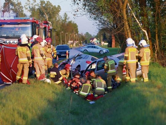 Miejsce wypadku drogowego między Popielowem a Starymi Siołkowicami z udziałem dwóch samochodów osobowych