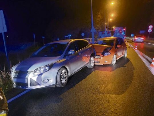 Zderzenie trzech osobówek.  Jedna osoba poszkodowana Zderzenie trzech osobówek.  Jedna osoba poszkodowana
