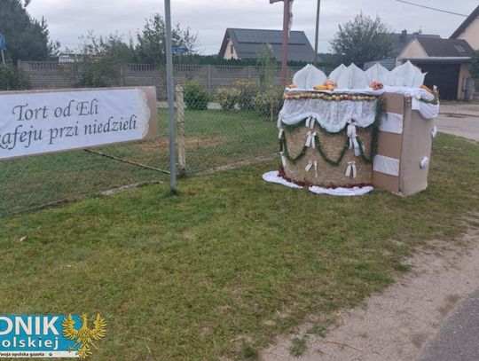 Na zdjęciu barwne dekoracje i słomiane postacie przygotowane przez mieszkańców Kątów Opolskich na dożynki 2025