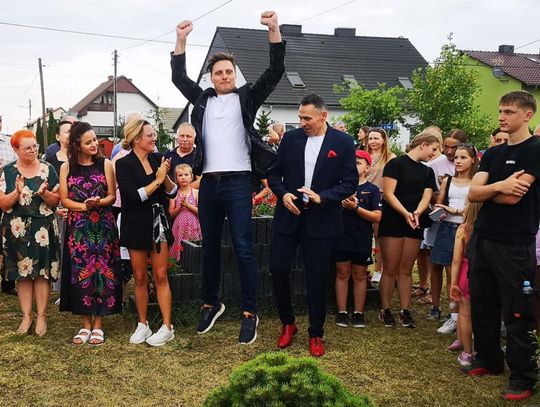 Publiczność świętująca w Kosorowicach podczas kabaretu Zdolni i Skromni przy Kosorowickiej Alei Gwiazd