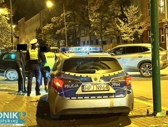Na zdjęciu Kolizja volkswagena i MG na skrzyżowaniu ulic Sienkiewicza i Luboszyckiej w Opolu, poduszki powietrzne wystrzelone
