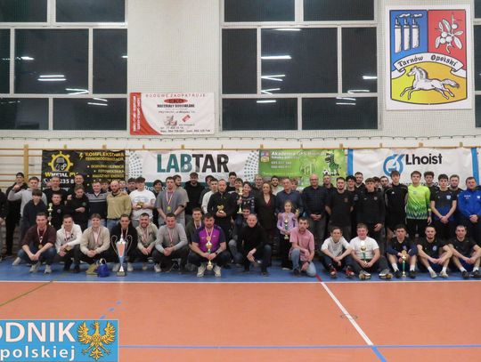 Zawodnicy KS Krasiejów świętują mistrzostwo XIII Ligi Futsalu w Tarnowie Opolskim