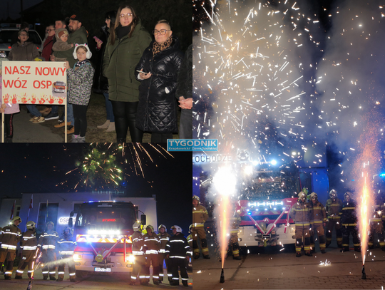 Strażacy OSP Ochodze witają nowy samochód ratowniczo-gaśniczy Renault Premium przed remizą, w tle mieszkańcy i race świetlne