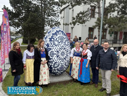 Pomnik kroszonki opolskiej odsłonięty przed urzędem gminy w Turawie – dzieło lokalnych twórczyń nawiązujące do tradycji wielkanocnych Opolszczyzny