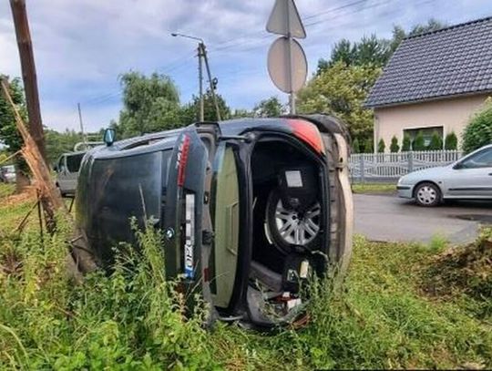 [ZDJĘCIA] Zjechał do rowu i wjechał w słup