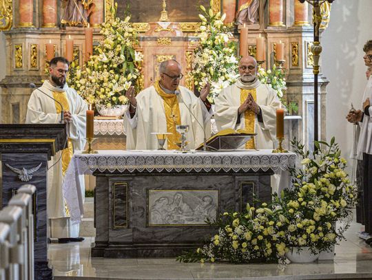 Kościół pw. św. Mikołaja w Żelaznej — gotyckie prezbiterium, barokowa wieża i wnętrze z zabytkowymi ołtarzami.
