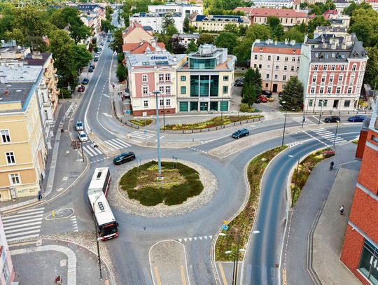 Rabaty z roślinami wieloletnimi przy ul. Żeromskiego w Opolu — nowe wysepki drogowe i rondo Zgrzebnioka objęte programem nasadzeń.