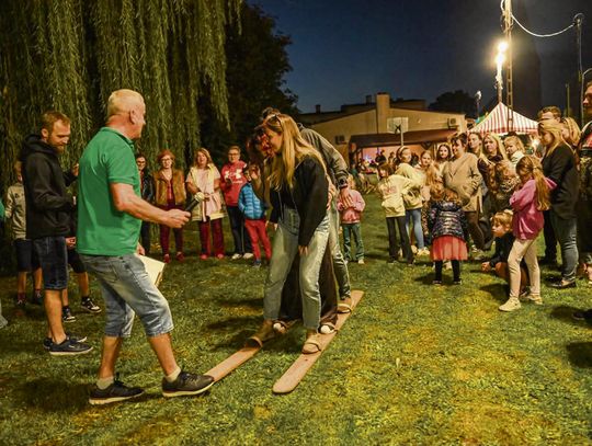 Mieszkańcy Karczowa i uczestnicy pikniku w Chróścinie podczas jesiennych spotkań z okazji Dnia Pieczonego Ziemniaka.