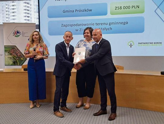 Plac wiejski w Zimnicach Małych przeznaczony do rewitalizacji z nową wiatą, zielenią i ścieżkami spacerowymi.