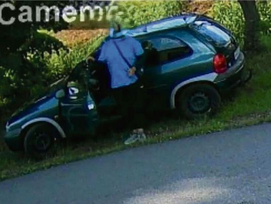 Radiowóz policji patrolujący wiejską drogę w powiecie opolskim po zgłoszeniach o włamaniach i podejrzanych osobach.