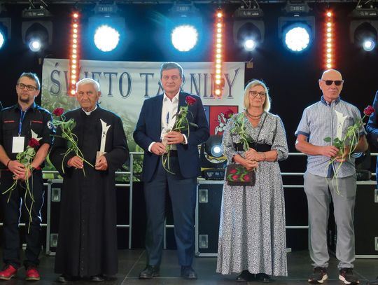 Laureaci Złotej Tarniny 2024 podczas uroczystej gali w Kosorowicach, odbierający wyróżnienia za działalność na rzecz gminy Tarnów Opolski