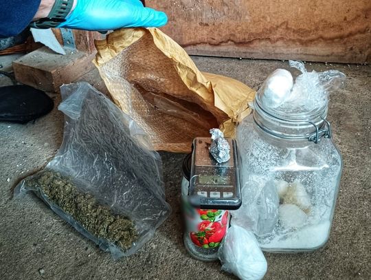 Zwykły pracownik, tajny diler Zwykły pracownik, tajny diler