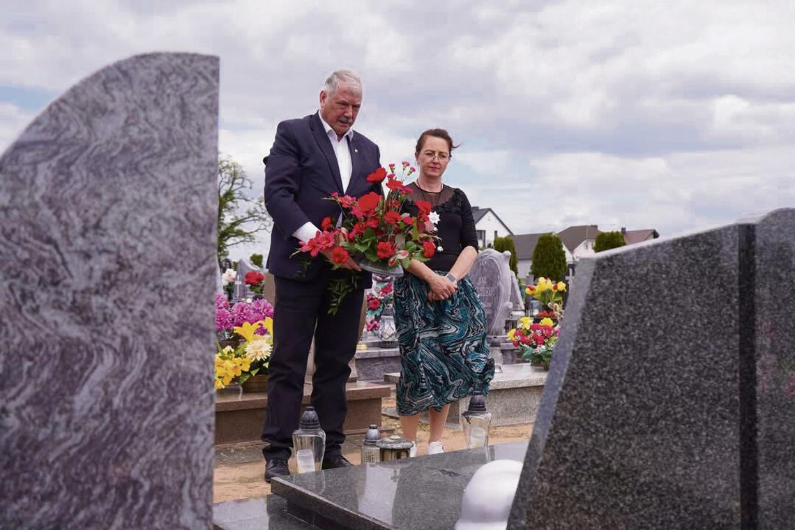 Przedstawiciele gminy Chrząstowice składają kwiaty na grobie Konrada Mientusa