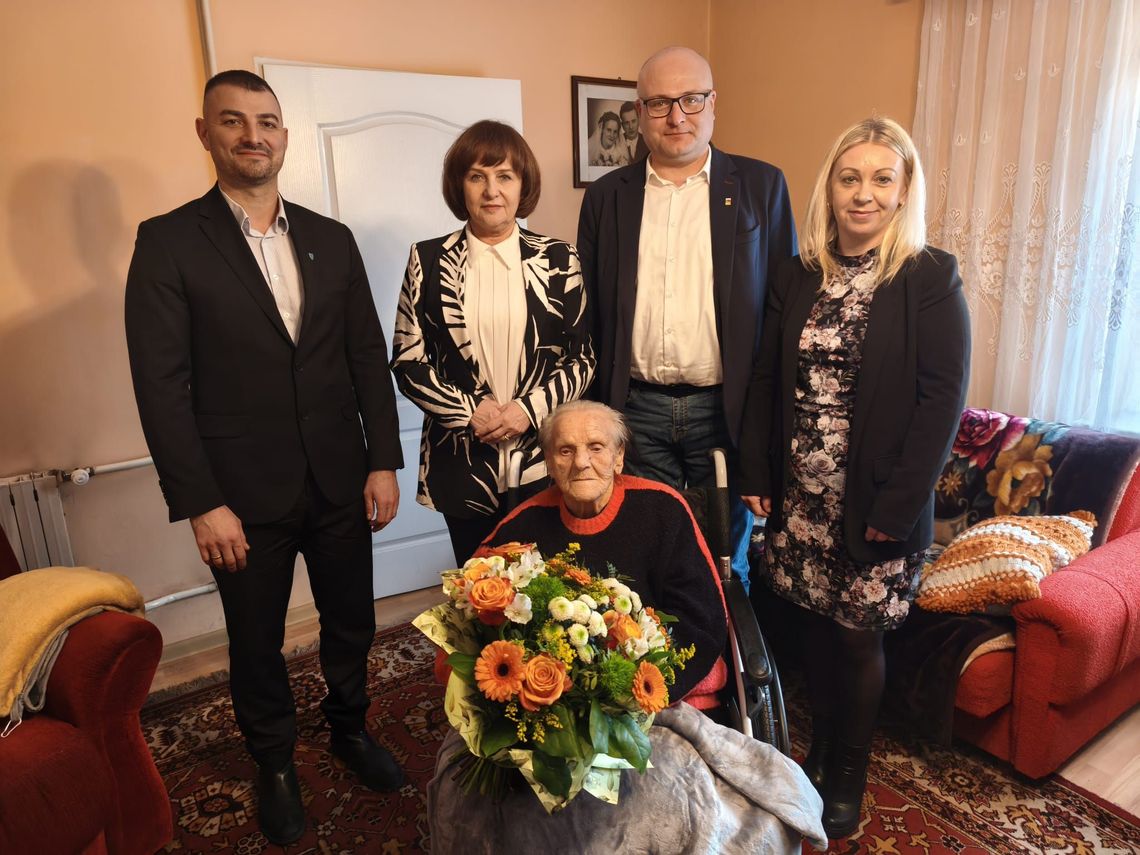 102 lata życia, które inspirują. Najstarsza mieszkanka gminy Tarnów Opolski świętowała wyjątkowe urodziny Pani Małgorzata z Kątów Opolskich podczas obchodów 102. urodzin w towarzystwie samorządowców gminy Tarnów Opolski.
