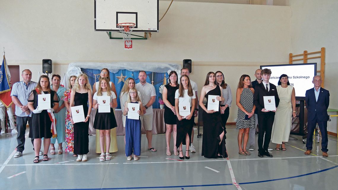 112 stypendiów dla uczniów gminy Prószków! Uroczyste zakończenia roku szkolnego pełne wzruszeń i wyróżnień Uczniowie szkół gminy Prószków odbierający stypendia burmistrza podczas uroczystego zakończenia roku szkolnego.