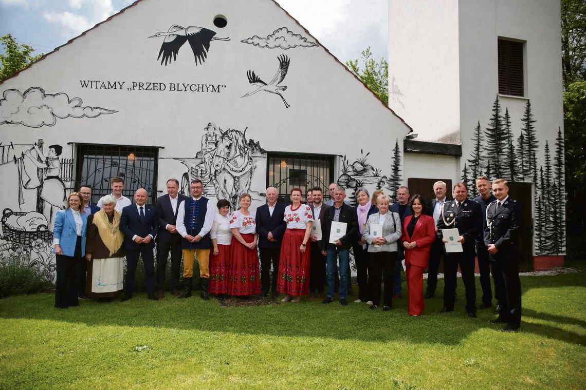 200 tys. zł na nowe murale! 12 sołectw z regionu otrzymało wsparcie w programie „Opolska Wieś Malowana” Podpisanie umów programu Opolska Wieś Malowana w Izbie Regionalnej Chałupka przed Blychym w Przysieczy