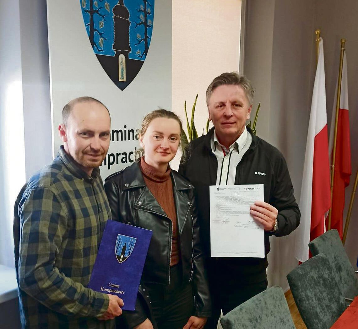 Nowa wiata przystankowa montowana w gminie Komprachcice z ławką i stojakiem rowerowym