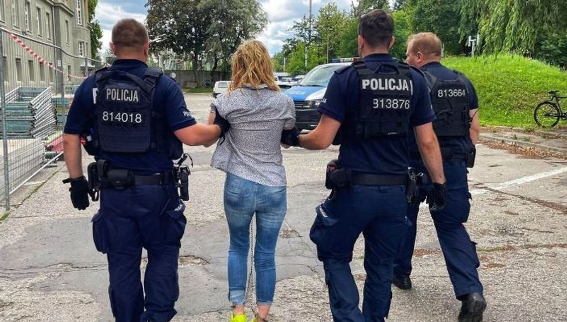 25-latka zaatakowała nożem partnera matki – ukryła się w zaroślach po brutalnym ataku
