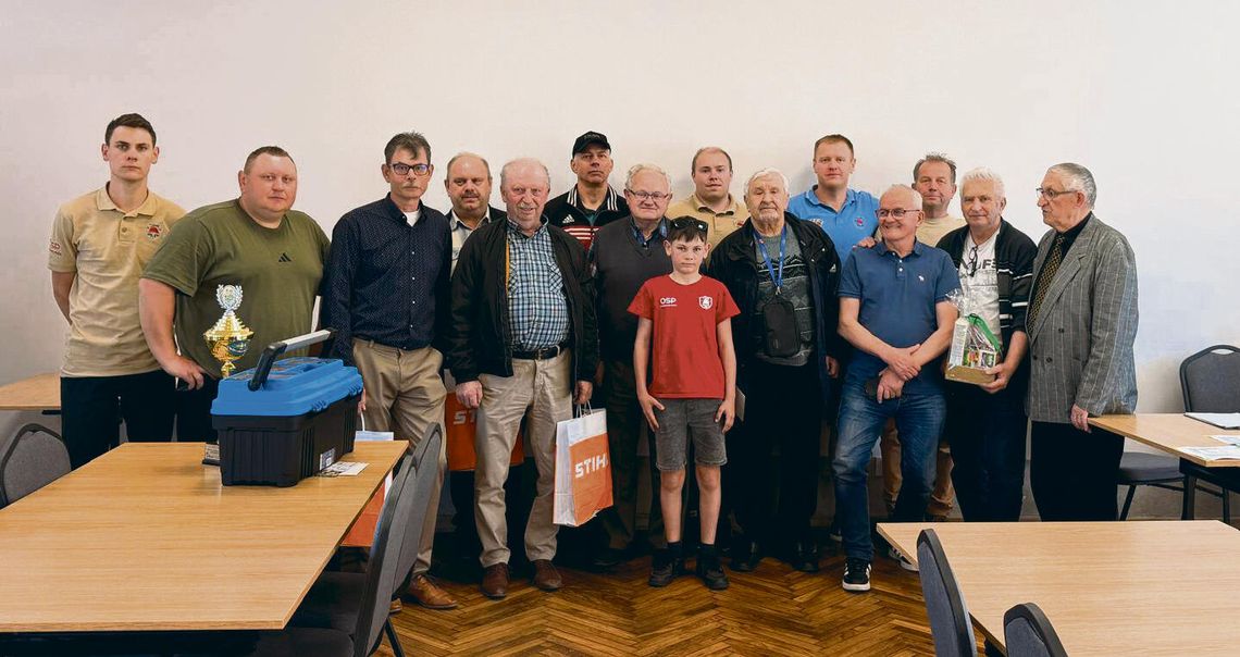 Zawodnicy podczas turnieju skata sportowego w Świetlicy pod Lipami w Dębskiej Kuźni