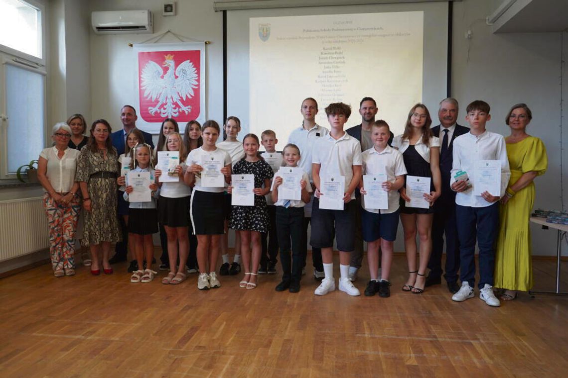 47 uczniów ze stypendiami Wójta Gminy Chrząstowice. Nagrody za naukę i sukcesy w konkursach 47 uczniów otrzymało Stypendia Wójta Gminy Chrząstowice za rok szkolny 2025/2026 podczas uroczystej gali w klubie samorządowym