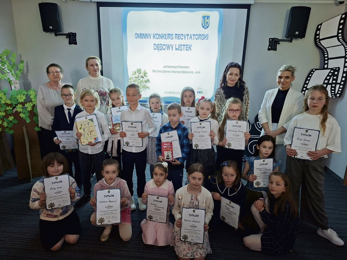 Uczestnicy konkursu „Dębowy Listek” podczas recytacji na scenie w Nakle