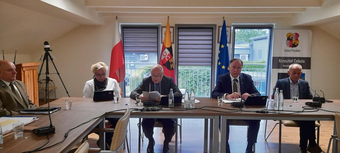 5 mln zł na nowy urząd, 200 tys. na drogi i kluczowe decyzje planistyczne. Prószków podsumowuje sesję rady Sesja Rady Miejskiej w Prószkowie, podczas której omawiano inwestycje i przyjmowano uchwały